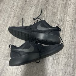 Nike Roshe Run Triple Black Men Size 8.5 511882-096