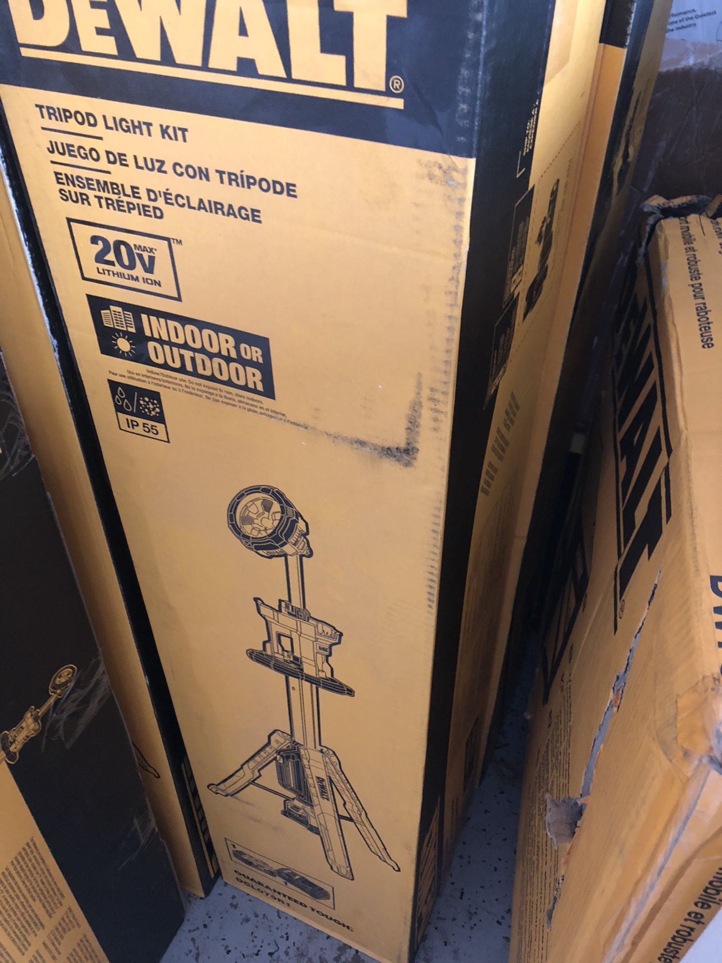 Dewalt DCL079R1 Tripod Light Kit