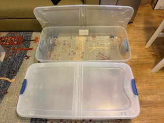 Flat storage box with wheels