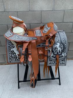 Montura bordada