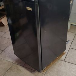 Refrigerator Magic Chef half sized 4.4 cubic feet