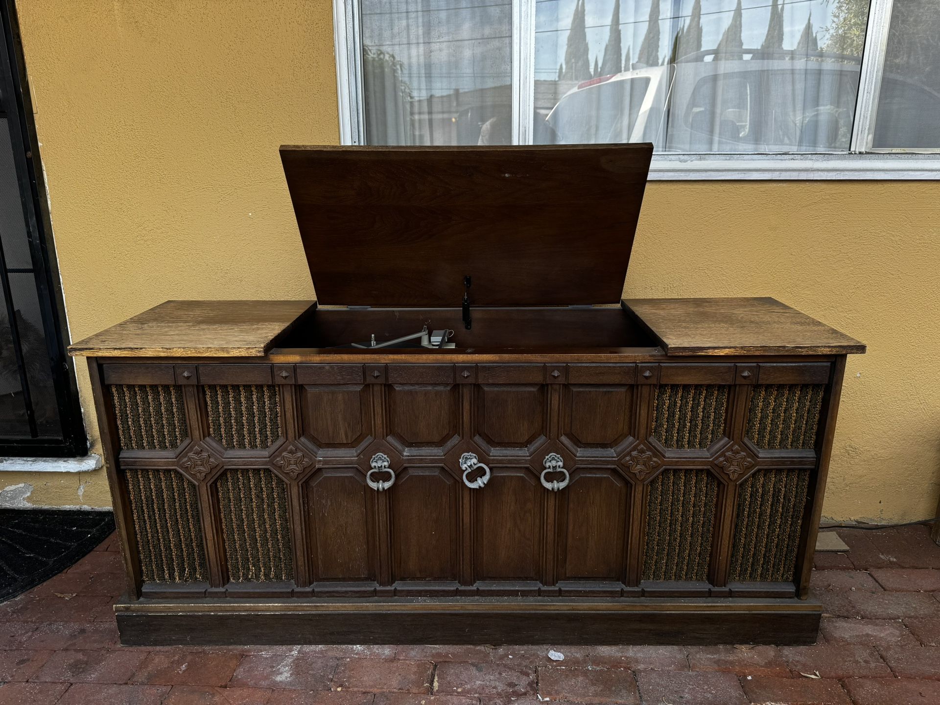 1973 Vintage Radio and Record Player 