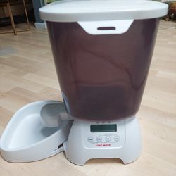 

Cat Mate C3000 Automatic Dry Food 3-Meal Feeder, BPA Free for Cats & Small Dogs

