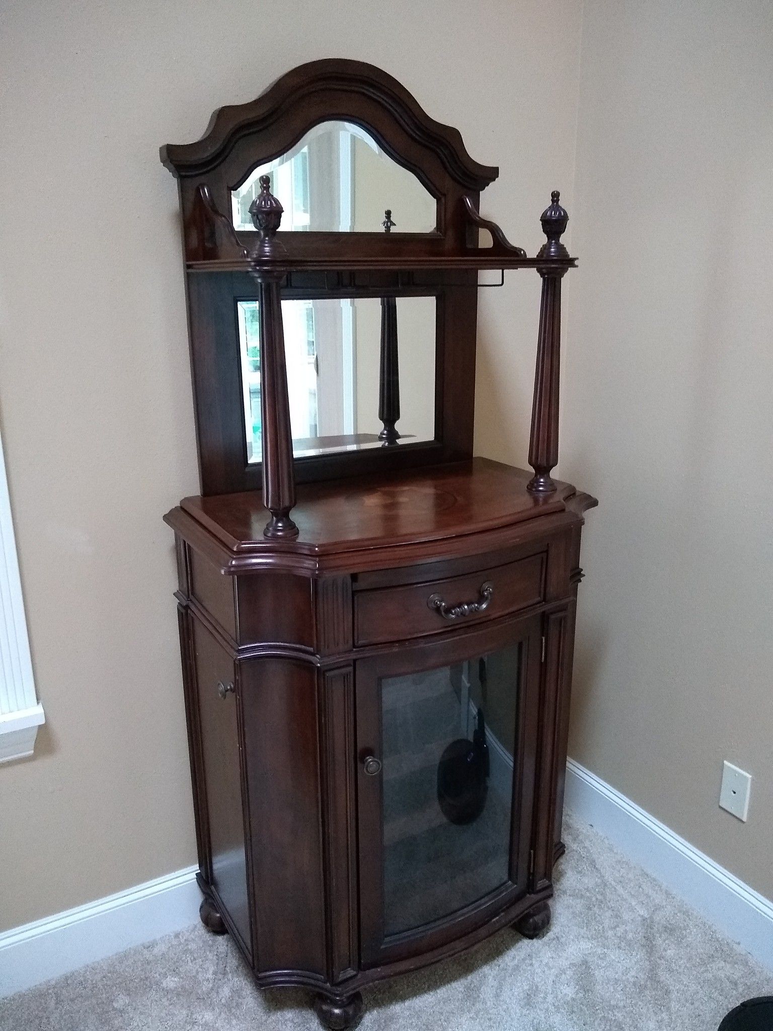 Wine bar cabinet