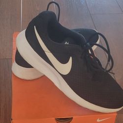 Nike Women's Tanjun Running Shoes, Sneakers,  Gym Workout Size 10 No Box