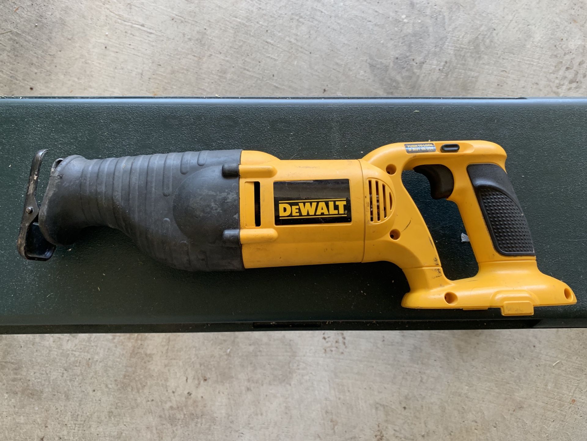 DeWalt 18v reciprocating saw / Sawzall quick release blade lever. Battery not included!!