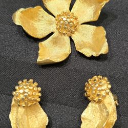 Vtg. Signed B.S.K. Goldtone Flower Brooch/Pin 2" & Clip On Earrings  1 1/4" Set 