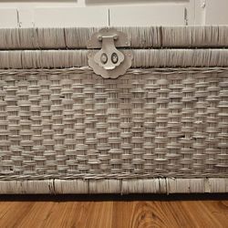 Wicker chest