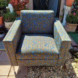 SMALL SOFA CHAIR. METAL LEGS