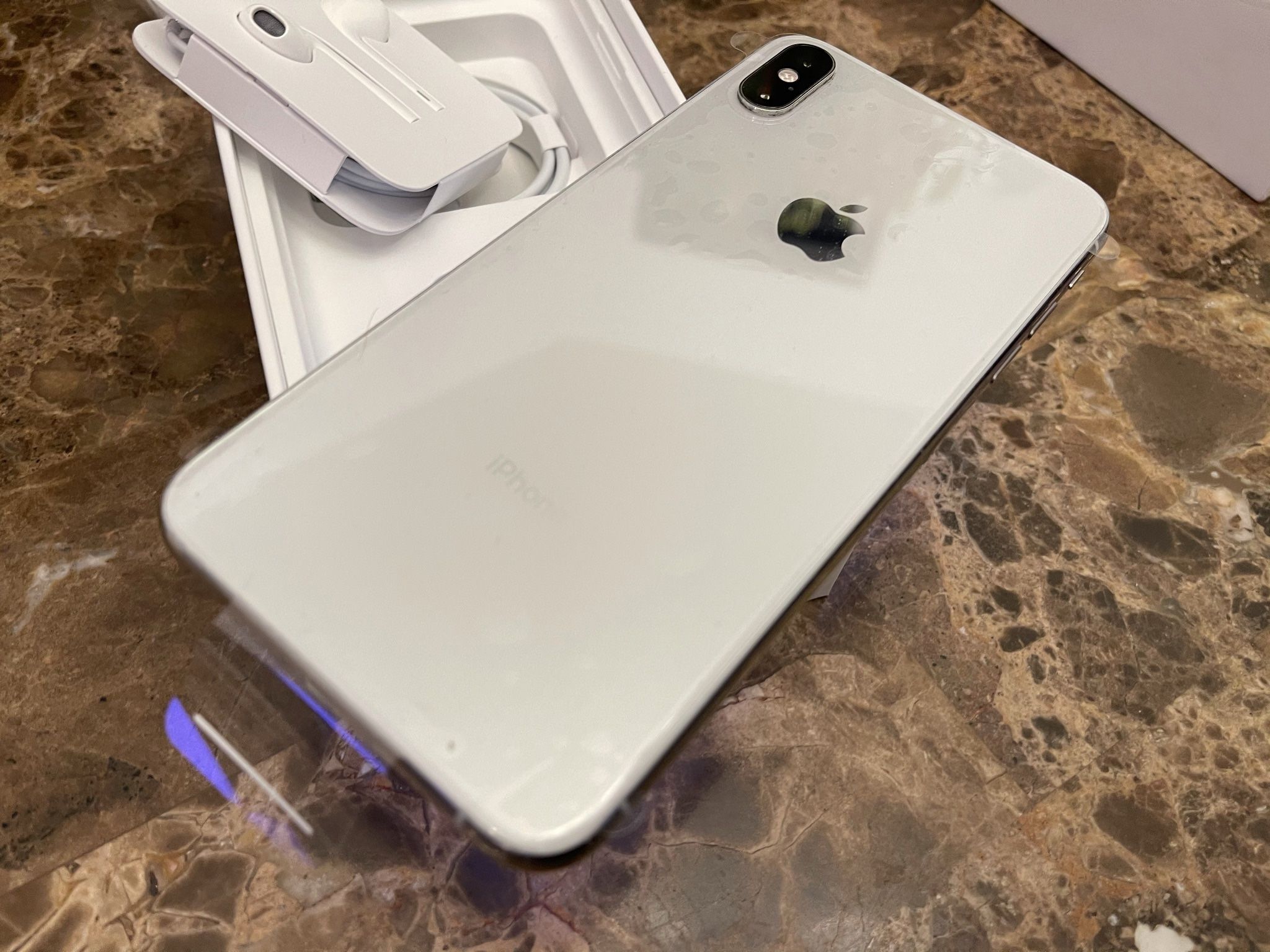 iPhone XS Maximum 256 Gig Silver Unlocked for Sale in Portland, OR