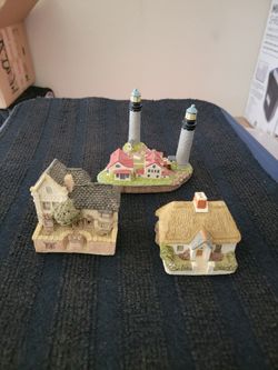 Figurines Cottages (See Pictures for Details)