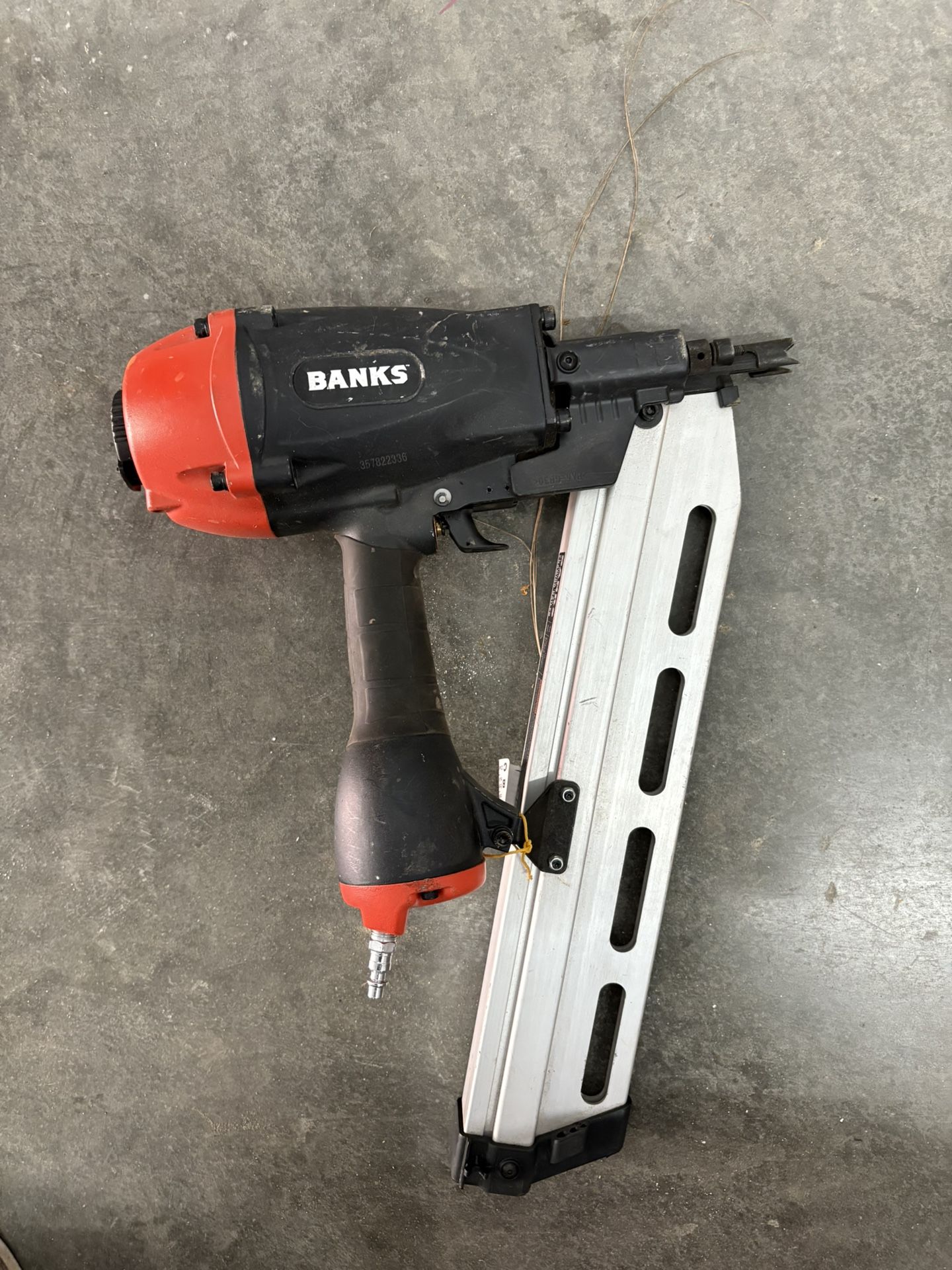 BANKS 64138 Pneumatic Black & Red 21° Round Head Framing Nailer
