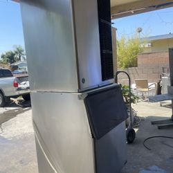 Ice Machine Hoshizaki 1275lb /24H Ice Maker , with Storage Bin , Air Cooled , 220V in Great working Conditions 