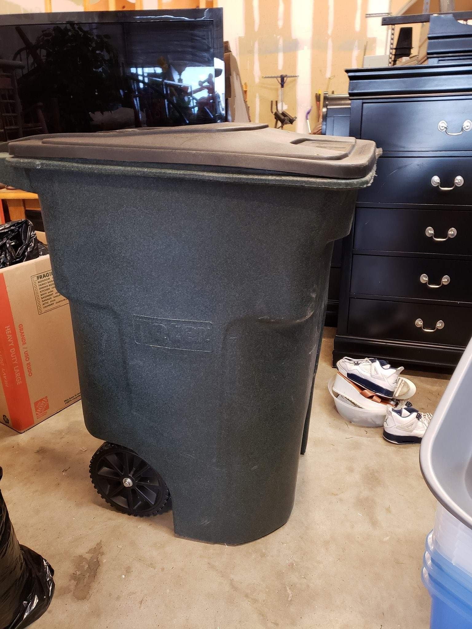 Toter 96 gallon trash can