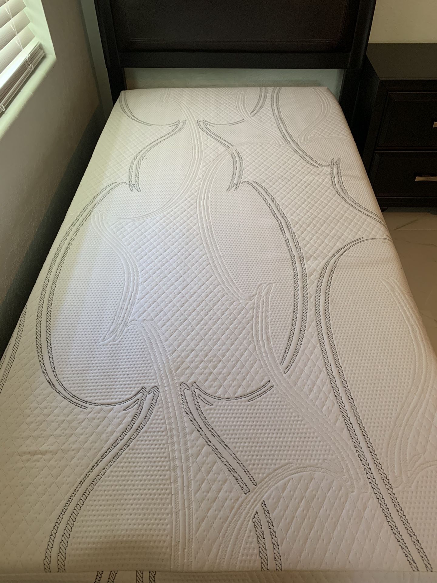 Twin bed set with mattress
