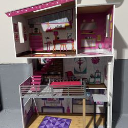 Barbie Doll house with Dolls 