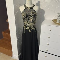 Betsy & Adam Petite Sleeveless Floral-Appliqué Illusion Gown