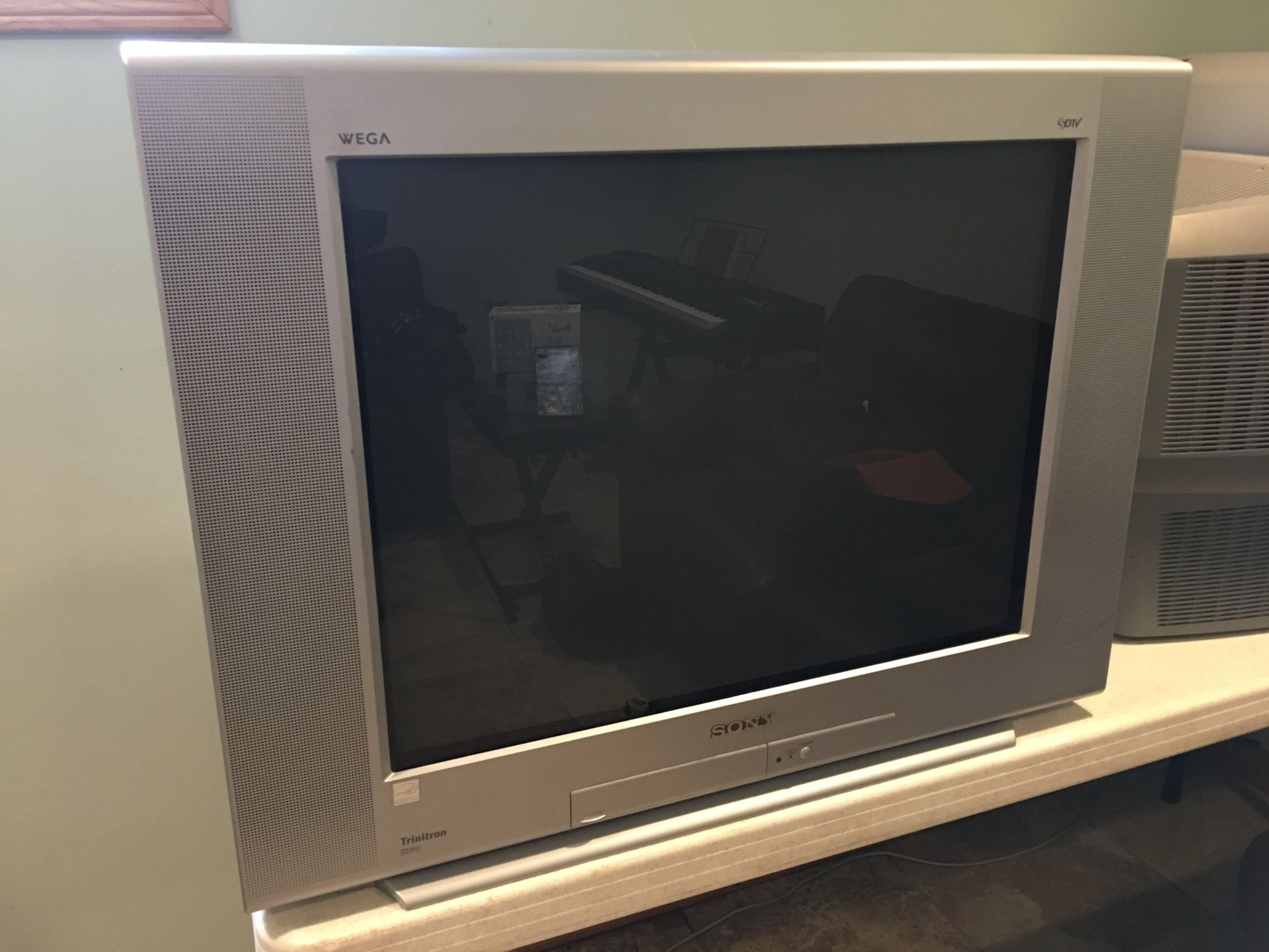 27” SONY Trinitron KD-27FS170 (Remote included)