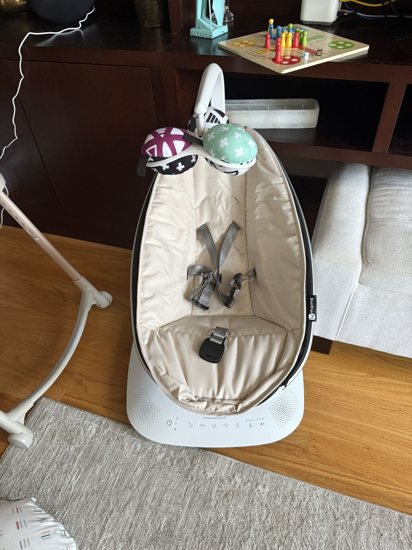 Brand New 4moms mamaRoo Baby Swing – Never Used 4moms mamaRoo Infant Seat – Brand New in Excellent Condition