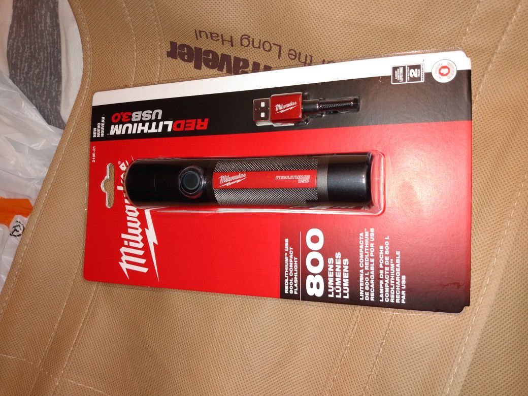 Milwaukee Usb rechargeable 800 lumens compact flashlight brand new