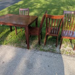FREE Kitchen Table Curbside And Chairs- Will Remove Post When I See It's Been Picked Up