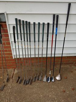 Complete set of 13 golf clubs.