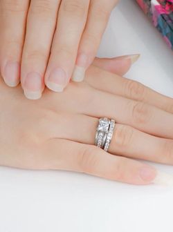 White gold 18k with silver wedding 👰 or engagement ring