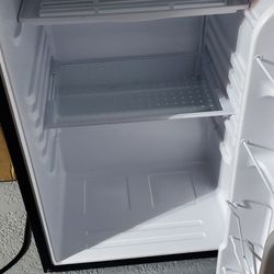 Igloo 4.5 cf Mini fridge with Ice Cube Shelf