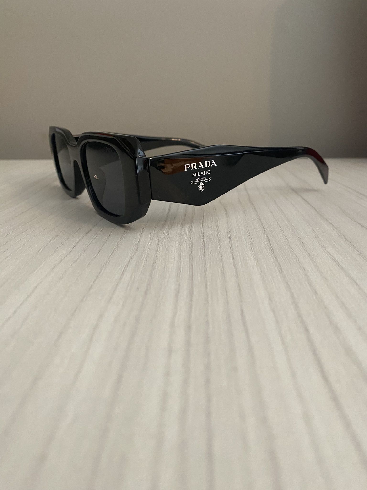 Prada Sunglasses Men’s And Women’s No Box