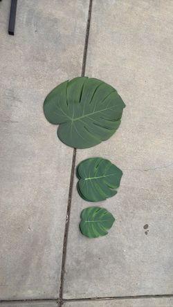 Artificial palm leaves table placements