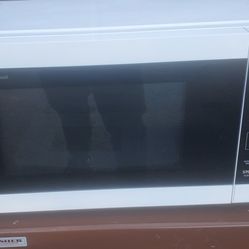 Sharp Carousel Countertop Microwave Oven (Never Used)