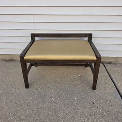 Vintage  bench, seating area
Strong and study.
Good Condition 

32 inches wide

20 inches deep

17 inches tall 


