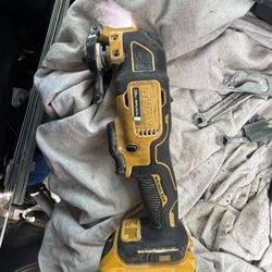 Dewalt Multi Tool With 2amp Battery 