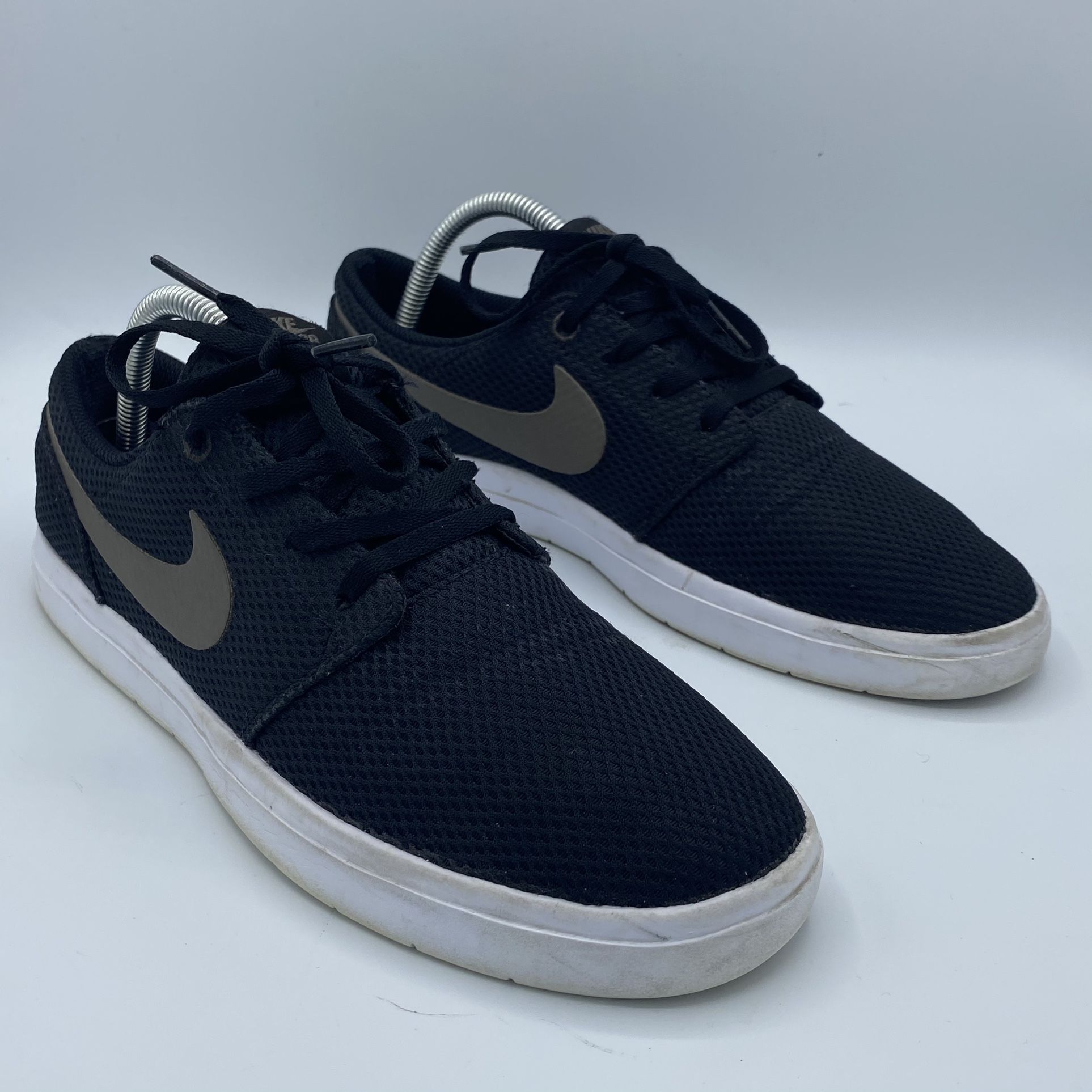 NIKE Sb Port More Ultra-Light Low-Cut Sz.9 880271-021 Black