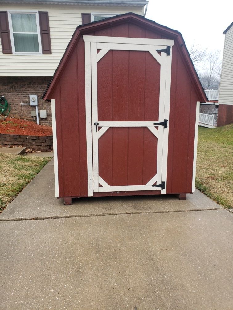 Shed for $700 OBO brought from aminsh sheds in 2016 for over $1400 7ft height 6ft length 6ft width