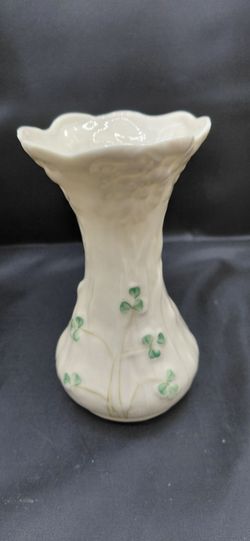 Lovely Vintage Belleek Irish Porcelain With Molded Daisy & Shamrock Pattern