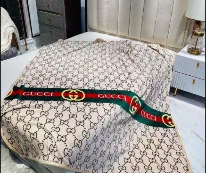 FIRM IN MERCED‼️NEW THIN BLANKET COMES WITH A GIFT BAG NO TRADES