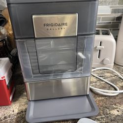 Frigidaire Ice Machine