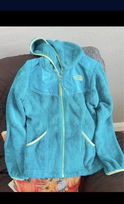 Sueteres para niñas de north face $45 cada una o $120 por las 3