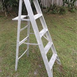 Ladder 5 feet ln good condition 