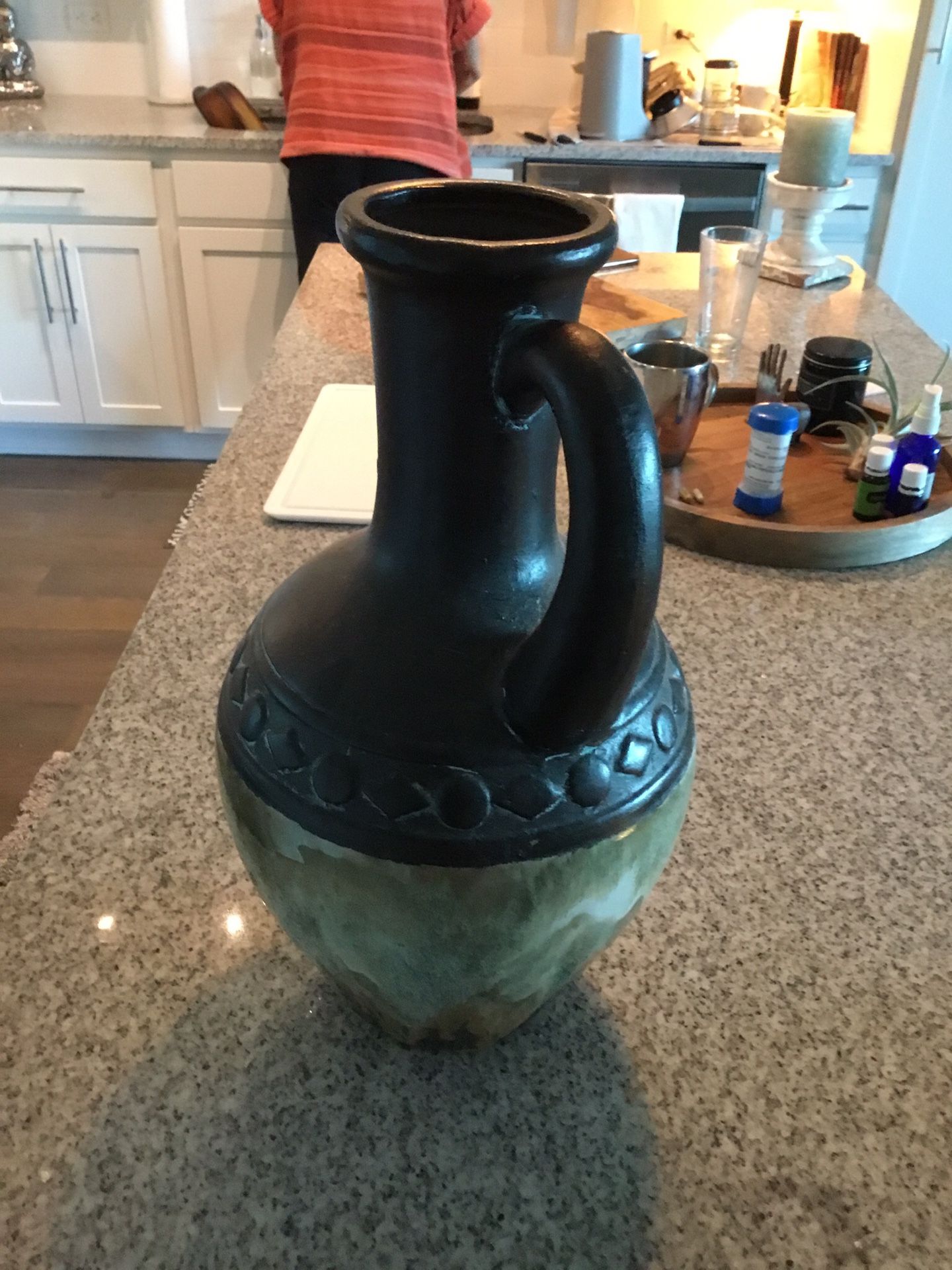 Green/black porcelain vase 16x9