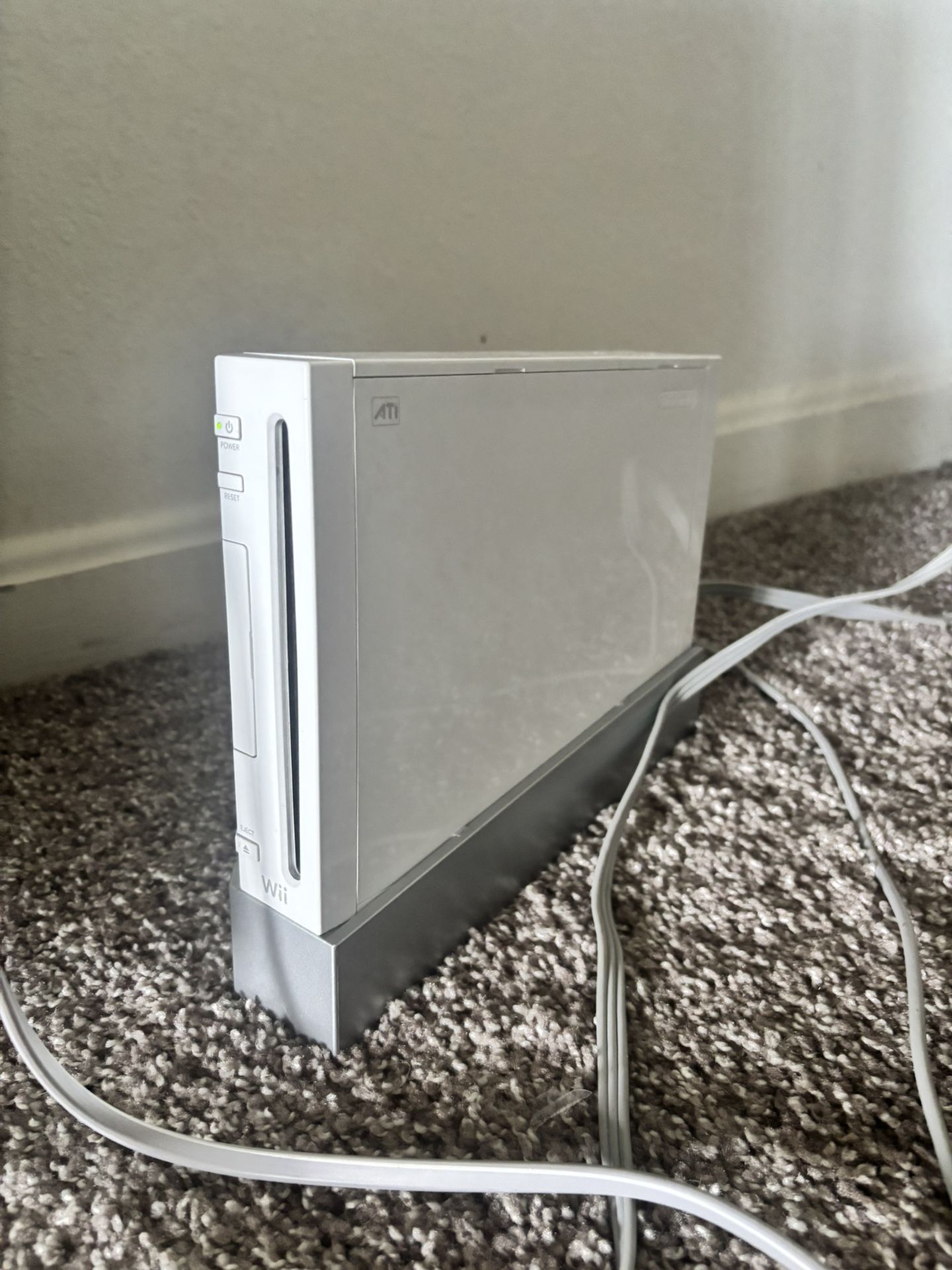 wii with all cords, 2 controllers, 3 nunchucks, and 5 games with homebrew 