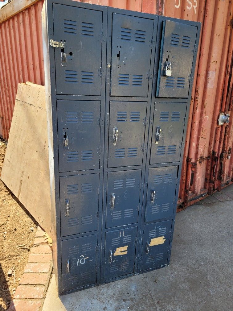 12 Door Locker