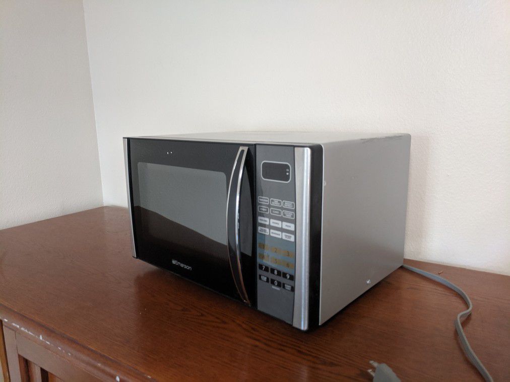 Emerson - 900 Watt Microwave Oven