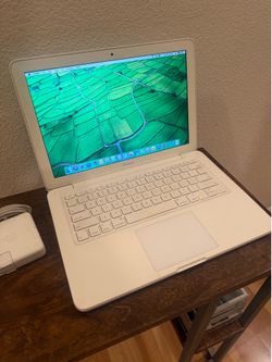 13" White Unibody Apple MacBook (Mid 2010) - Works Great!