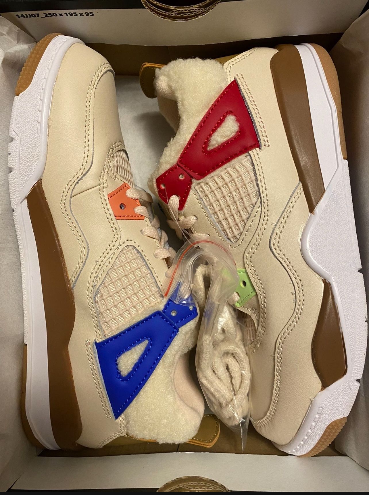 DS NEW JORDAN 4 WILD THINGS SIZE 3Y 