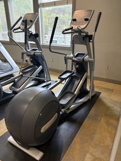 Precor 835 Elliptical LOW HOURS!