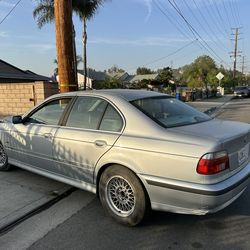 2005 BMW WRECKED IN FRONT  BUT MOTOR & TRAS IN GREAT SHAPE WILL PART OUT, REASONABLE