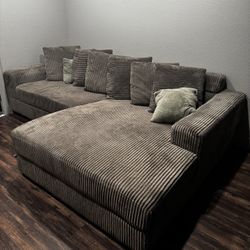 Ashley Lindyn 2 Piece Sectional
