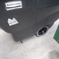 Rubbermaid Toter 1 Cubic Yd